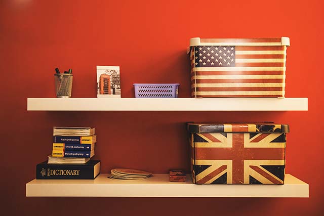 estantería con una caja con la bandera británica y otra con la bandera americana